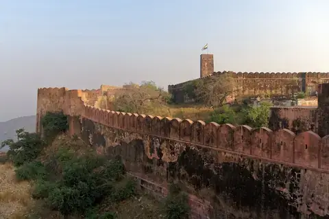 The long walls of Jaigarh Fort above Jaipur